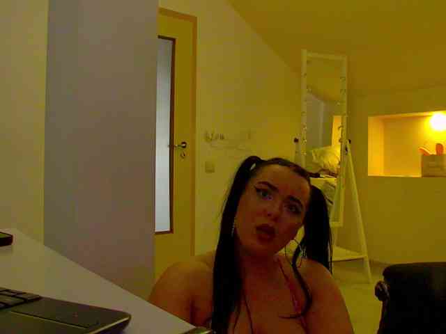 KeiraDark webcam