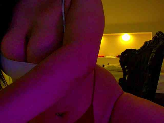 KeiraDark webcam