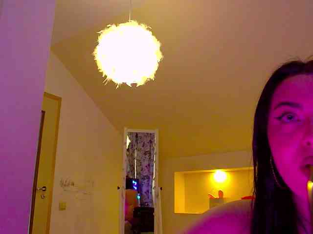 KeiraDark webcam