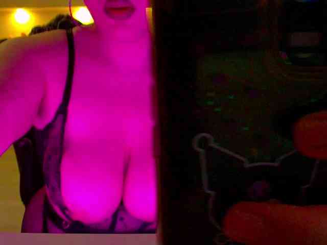 KeiraDark webcam