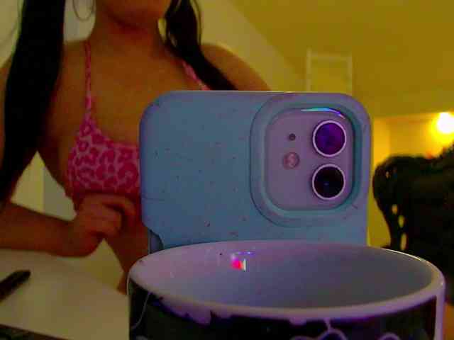 KeiraDark webcam