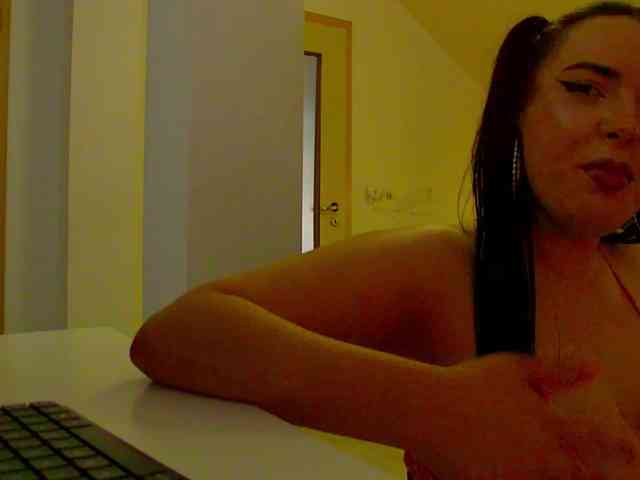 KeiraDark webcam