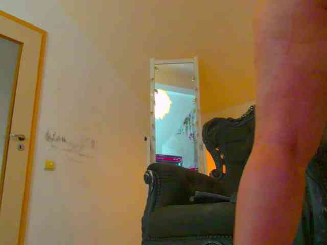 KeiraDark webcam