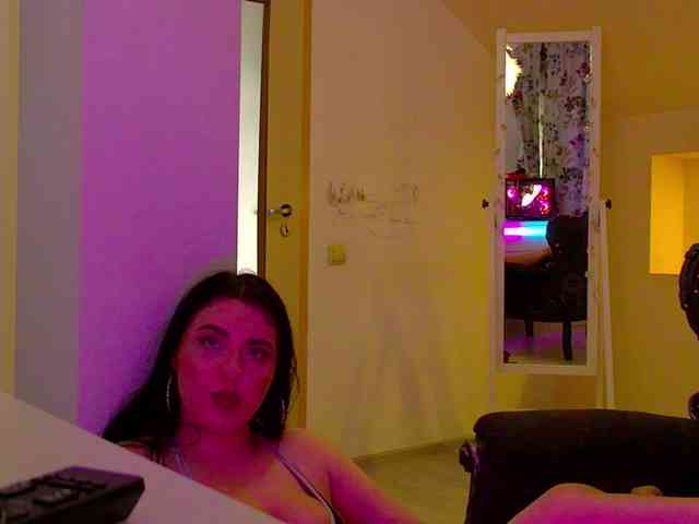 KeiraDark webcam