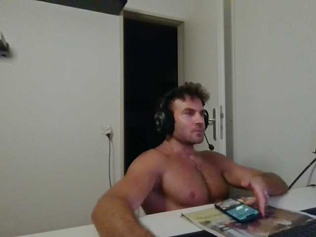 alphah-hunk live webcam show