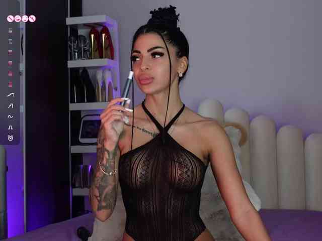Model ini sedang live sekarang. AngelaMyst