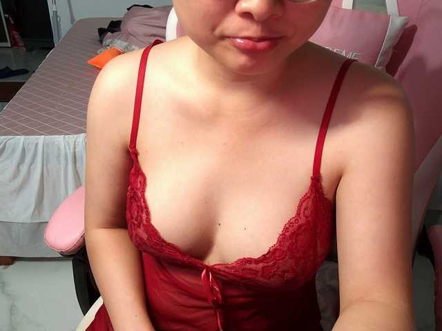 Julia98, live now on BongaCams