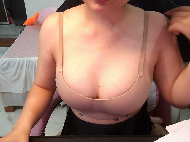 Julia98 live cam on BongaCams