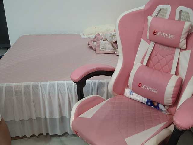 Julia98 live cam on BongaCams