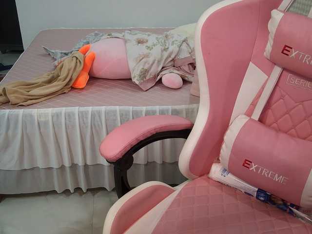 Julia98 live cam on BongaCams
