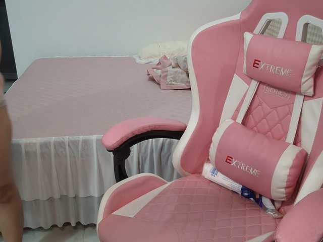 Julia98 live cam on BongaCams