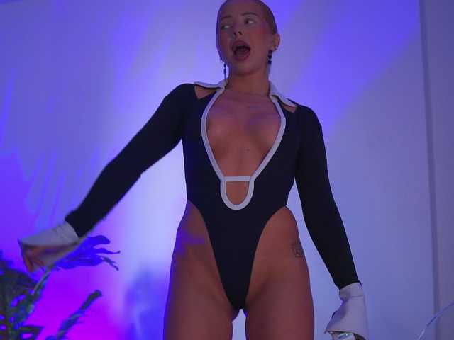 DaenerysDrogo live webcam show