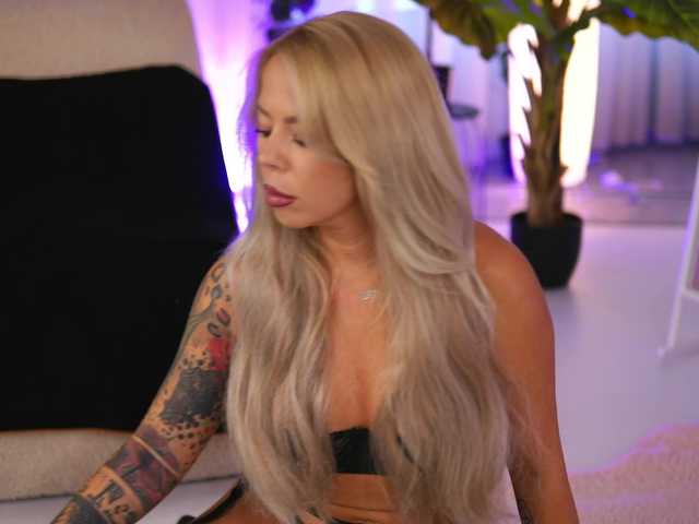 RedLara live cam preview