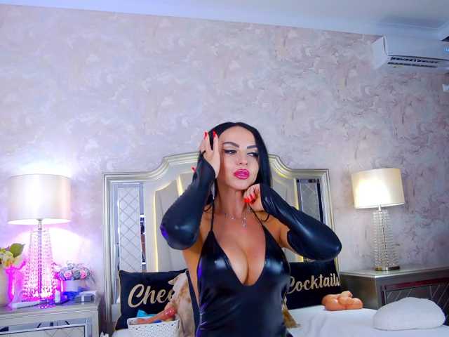 Issadorra — live female cam
