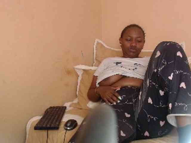 EbonyBoobz webcam