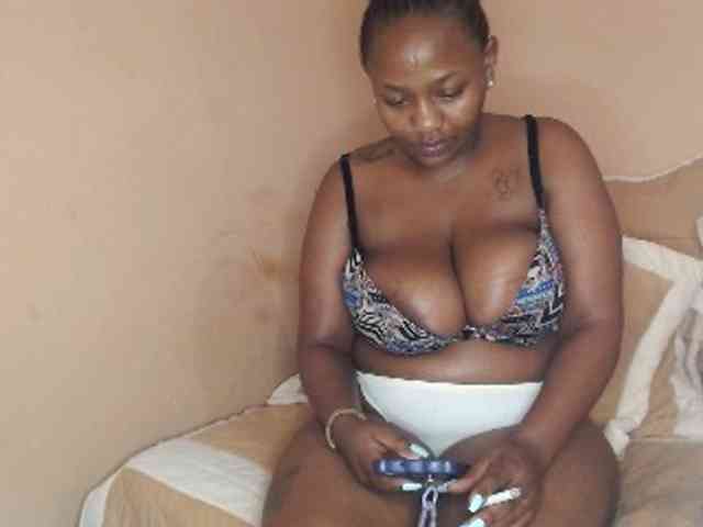 EbonyBoobz webcam
