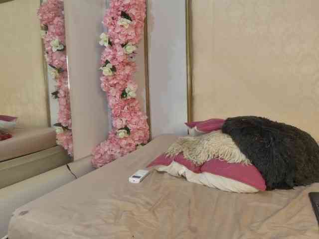 Roxxana-queen webcam