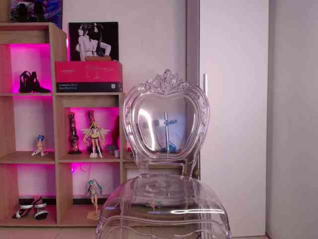 Mia_Moralez webcam