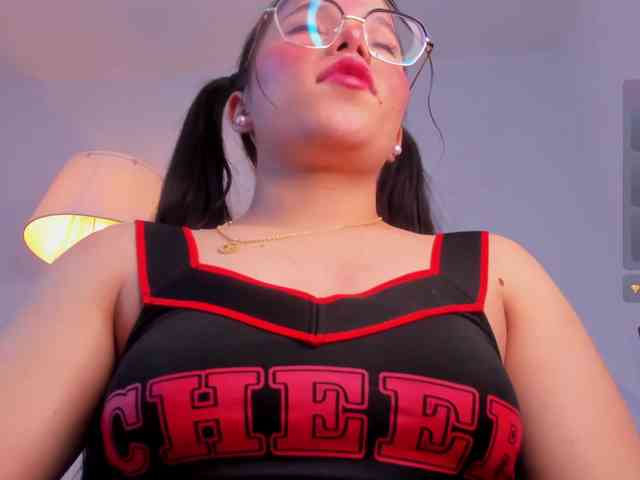 Mia_Moralez webcam