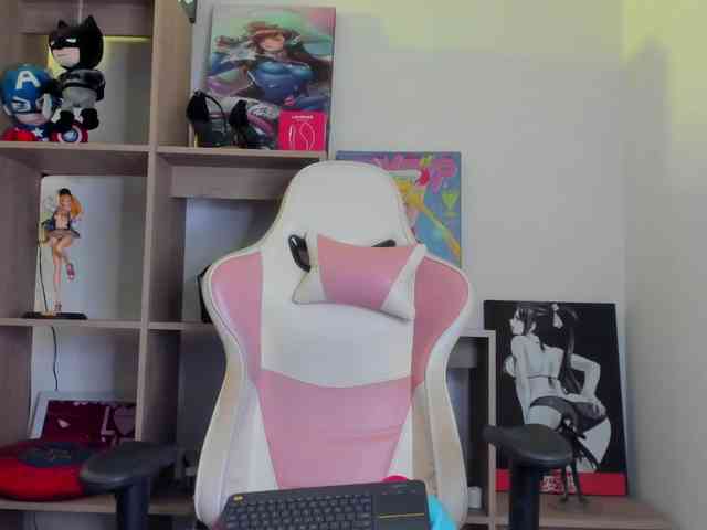 Mia_Moralez webcam