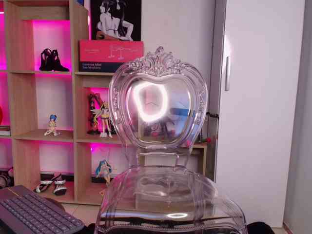Mia_Moralez webcam