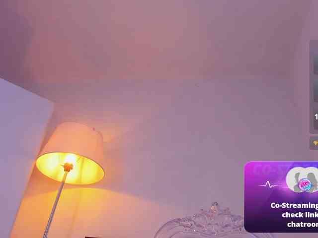 Mia_Moralez webcam