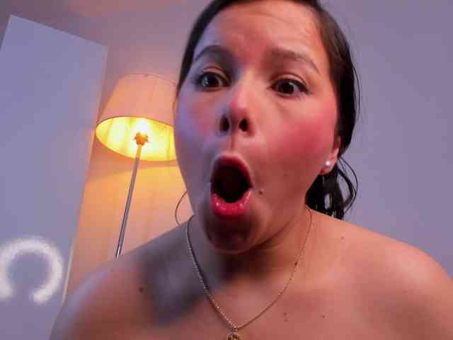 Mia_Moralez webcam
