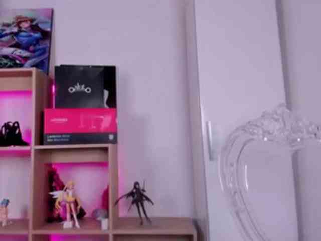 Mia_Moralez webcam