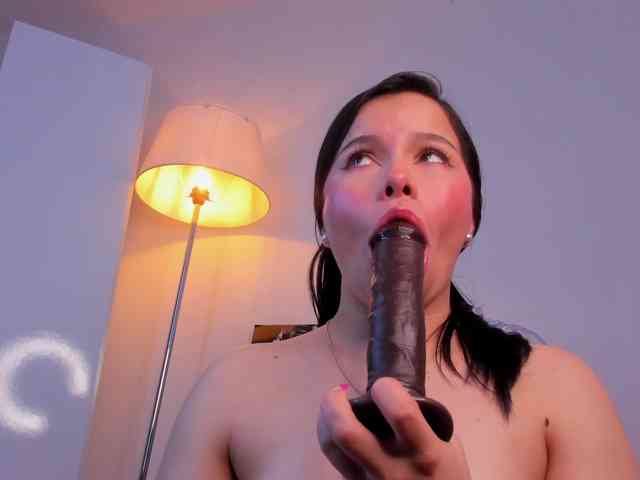 Mia_Moralez webcam