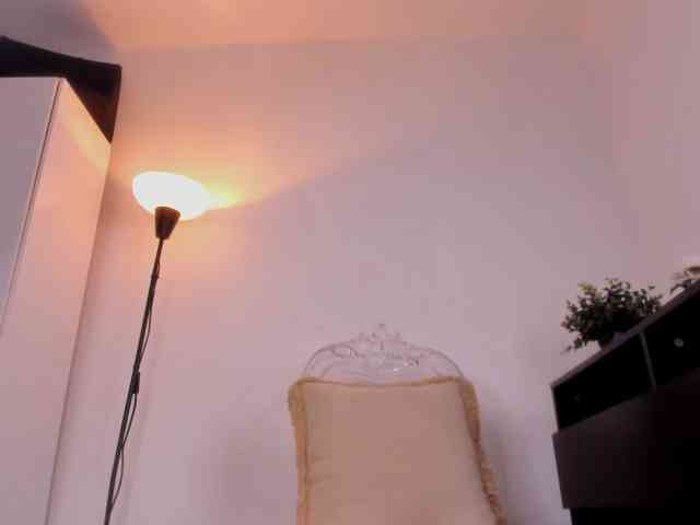 Mia_Moralez webcam