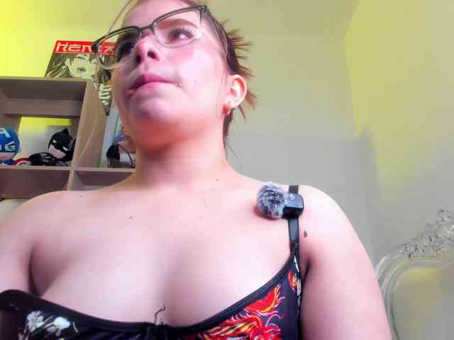 Mia_Moralez webcam