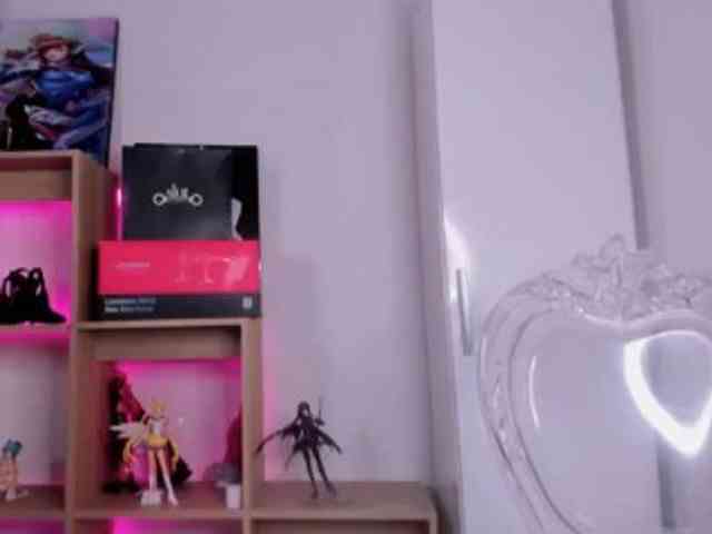 Mia_Moralez webcam
