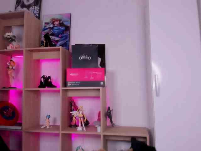 Mia_Moralez webcam