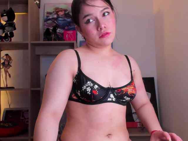 Mia_Moralez webcam