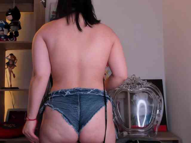 Mia_Moralez webcam