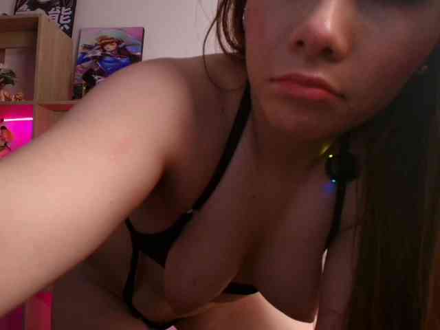 Mia_Moralez webcam