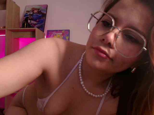 Mia_Moralez webcam