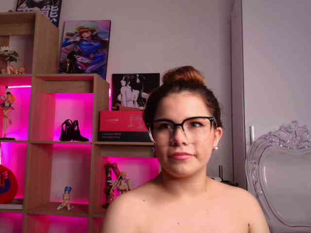 Mia_Moralez webcam