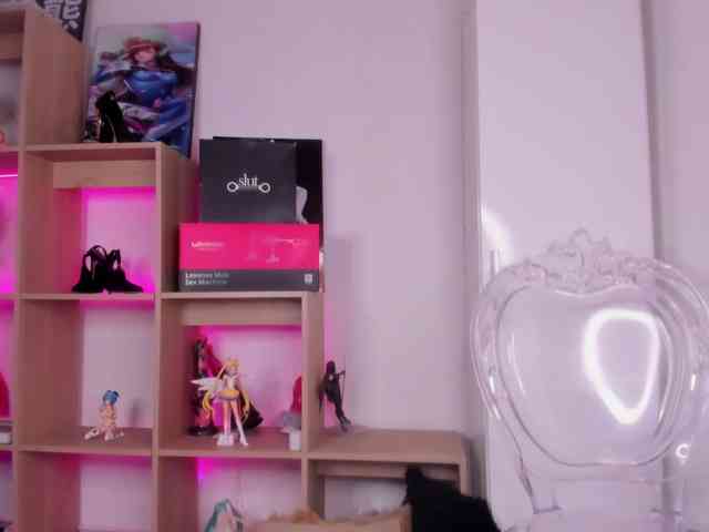 Mia_Moralez webcam