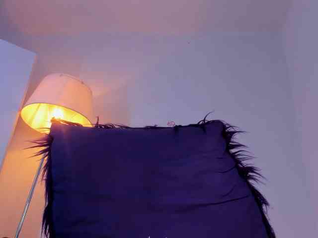Mia_Moralez webcam