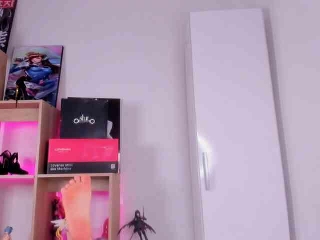 Mia_Moralez webcam