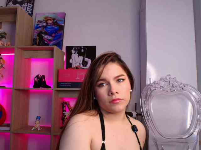 Mia_Moralez webcam