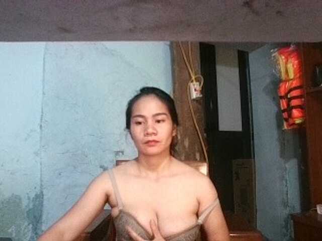 Sex chat gratuit in direct cu EllaShow93 pe BongaCams