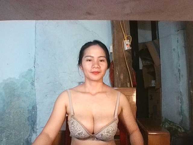 le modèle EllaShow93 est en webcam porno dans un show sur le site bongacams, il possède les tags suivants: Asian,Brunette,Hairy