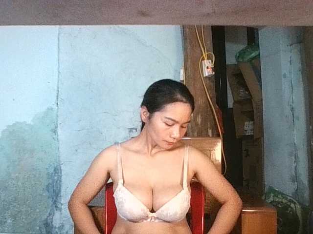 EllaShow93, en directo ahora en BongaCams