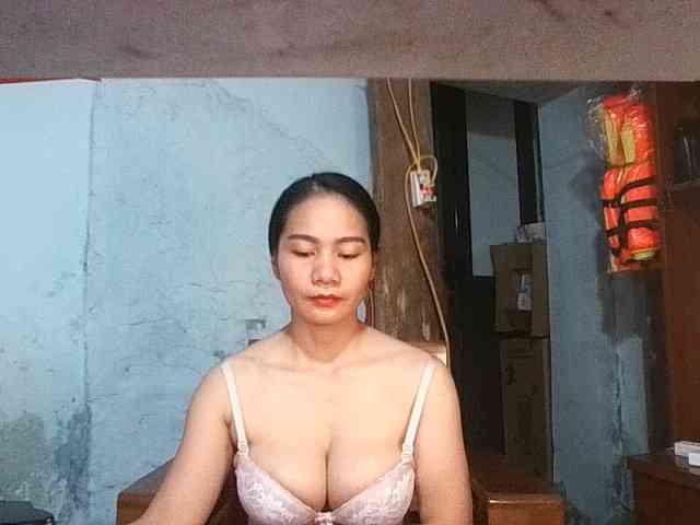 EllaShow93 Live Webcam on BongaCams