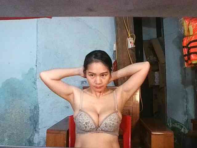 Model: EllaShow93