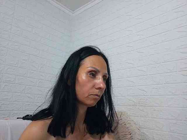 Brunetasexy1 webcam