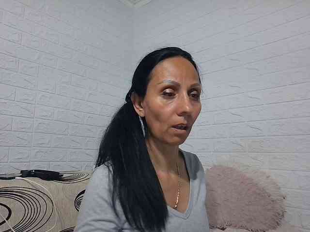 Brunetasexy1 webcam