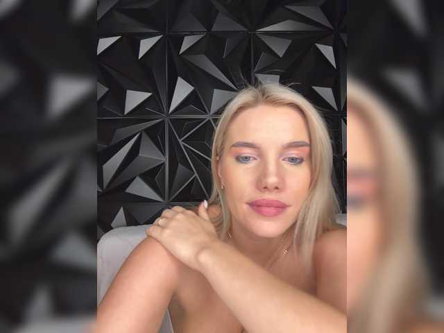 LYLAtop live cam on BongaCams